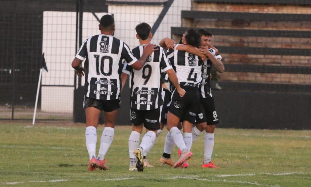 Sobre la hora y con polémica: Pacífico venció 2 a 1 a Pedal por el Torneo Regional festejo gol pacifico pedal